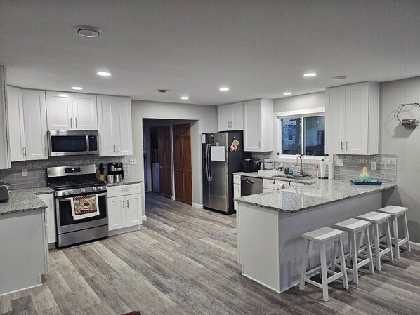 冰箱、微波炉、烤箱、炉灶