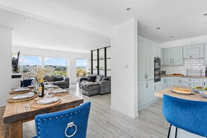 Dining - The Retreat, Brixham -  a house that sleeps 6 guests  in 3 bedrooms (Brixham)