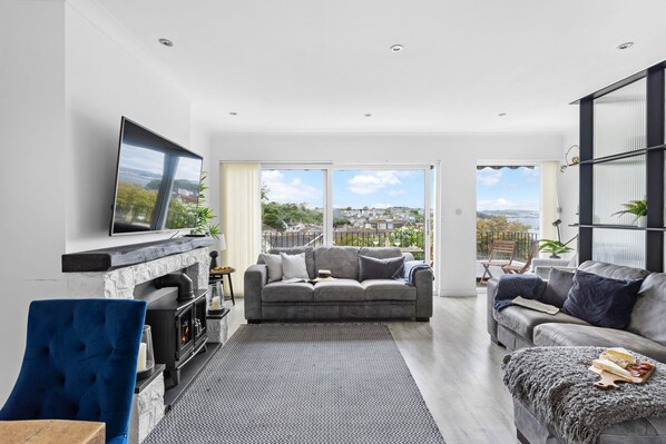 Smart TV - The Retreat, Brixham -  a house that sleeps 6 guests  in 3 bedrooms (Brixham)