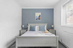 3 bedrooms, iron/ironing board, internet, bed sheets - The Retreat, Brixham -  a house that sleeps 6 guests  in 3 bedrooms (Brixham)