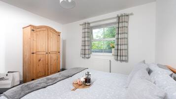 2 bedrooms, iron/ironing board, travel cot, Internet