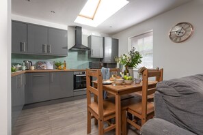 Fridge, microwave, oven, stovetop - Hoopers Lodge,-Hot Tub, Pet Friendly (Crowlas)