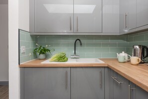 Fridge, microwave, oven, stovetop - Hoopers Lodge, Croft Hooper -  Hot tub/pet friendly (Crowlas)