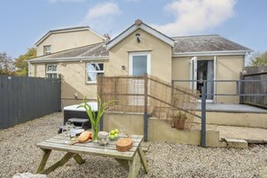 Terrace/patio - Hoopers Lodge, Croft Hooper -  Hot tub/pet friendly (Crowlas)