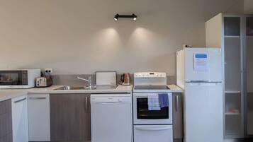 Refrigerador, microondas, horno y lavavajillas