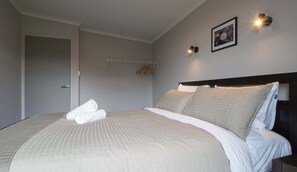 1 slaapkamer, een strijkplank/strijkijzer, wifi, beddengoed