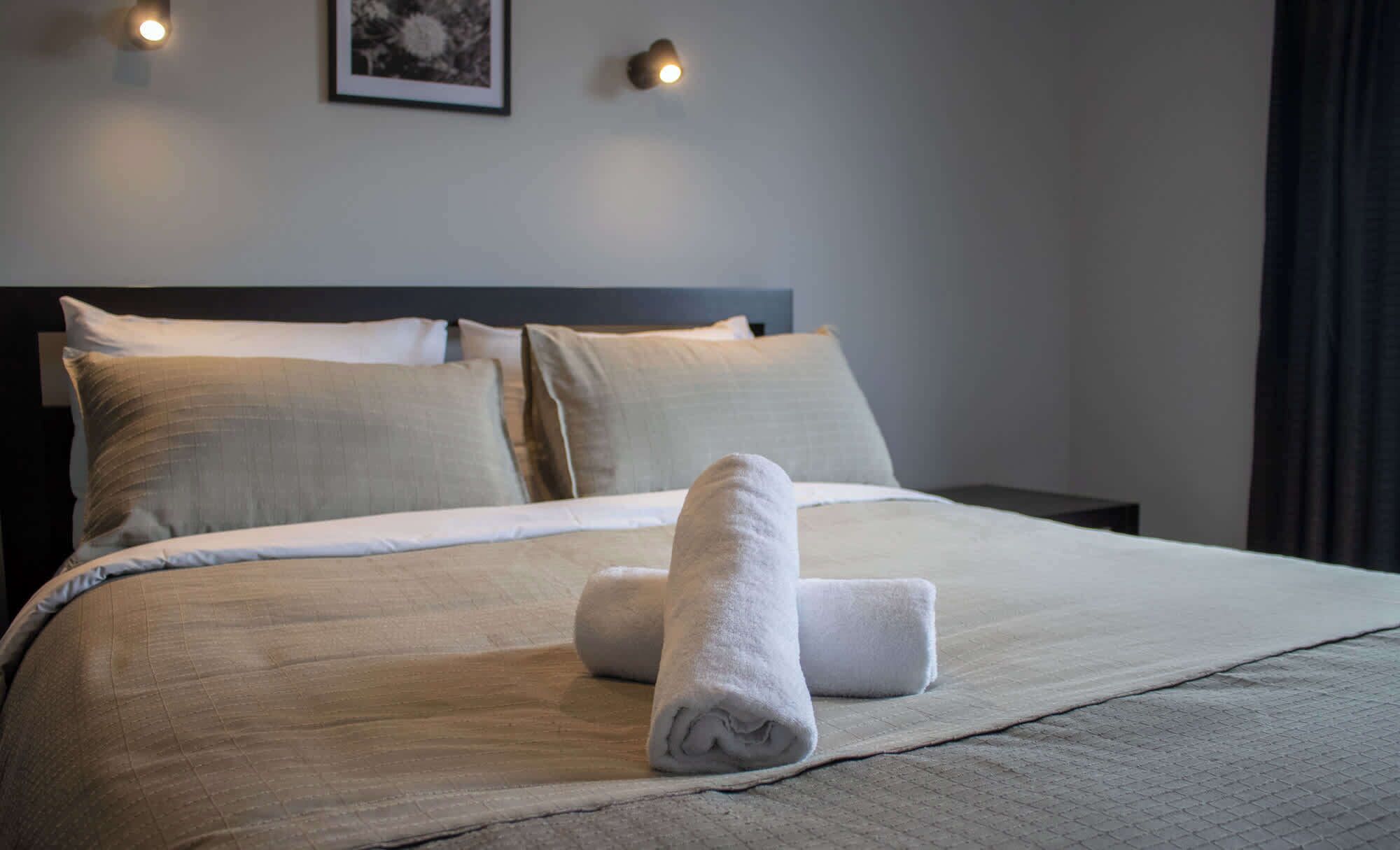 1 dormitori, planxa i posts de planxar, wifi i roba de llit 