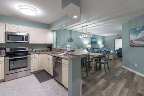 Frigorifero, microonde, forno, piano cottura