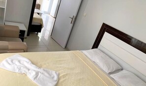 Family Suite | 1 bedroom, desk, laptop workspace, bed sheets