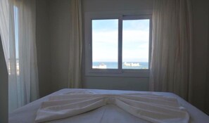 标准双人房 | 办公桌、笔记本电脑工作区、床单