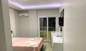 Standard Triple Room | Desk, laptop workspace, bed sheets - Palmiye Suit Otel (Erdemli)