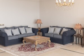 TV - Cairo, Pyramids and Nile River View Luxury Apartment, Maadi Corniche (Cairo)