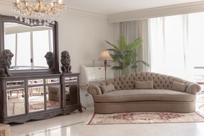 TV - Cairo, Pyramids and Nile River View Luxury Apartment, Maadi Corniche (Cairo)