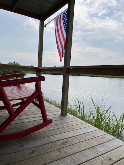 Lakefront Eagle Lodge