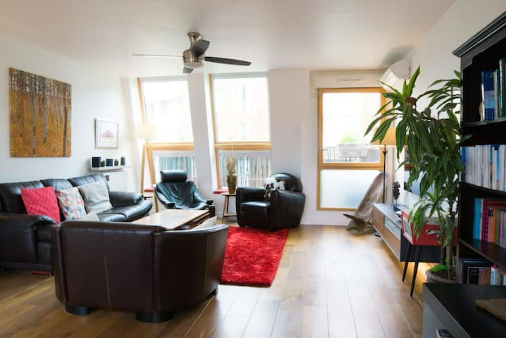 Smart-tv, boeken en een computerscherm