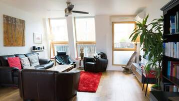 Smart-tv, boeken en een computerscherm