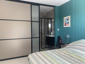 5 bedrooms, desk, iron/ironing board, travel cot