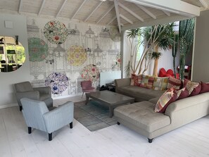 Fernseher, Kamin, DVD-Player, Tischfußball