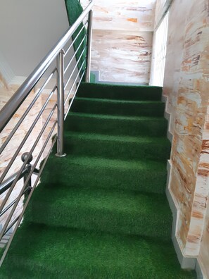 1 habitación, sistema de insonorización y tabla de planchar con plancha 