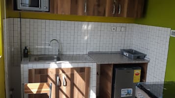 Executive Room | Private kitchen | Fridge, microwave, dishwasher, rice cooker