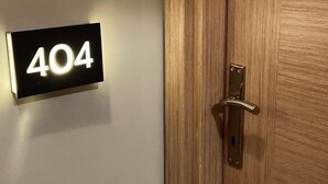 A door with a brass handle and a black sign with the number 404. - NEPTÜN INN (Kirklareli)