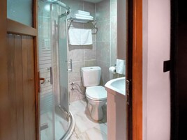 Ducha, secador de pelo, zapatillas y toallas