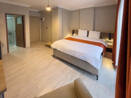 Habitación Premium doble | Escritorio y espacio para trabajar con un portátil