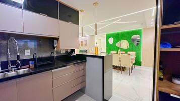 Refrigerador, microondas, horno, placa de cocina