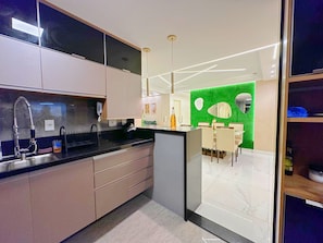 Fridge, microwave, oven, stovetop - Linda Cobertura com Piscina Aquecida e Vista MAR (Rio de Janeiro)