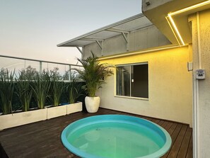 Outdoor spa tub - Linda Cobertura com Piscina Aquecida e Vista MAR (Rio de Janeiro)