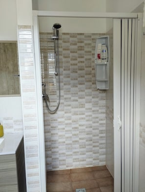 Dusche, Haartrockner, Bidet, HandtĂŒcher