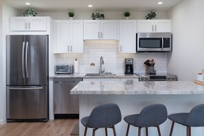 Fridge, microwave, oven, stovetop - Beautiful 3 Bedroom Condo with Ocean View, Pool, Walking Distance to Beach (Kihei)