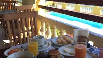 Café da manhã com buffet grátis todos os dias