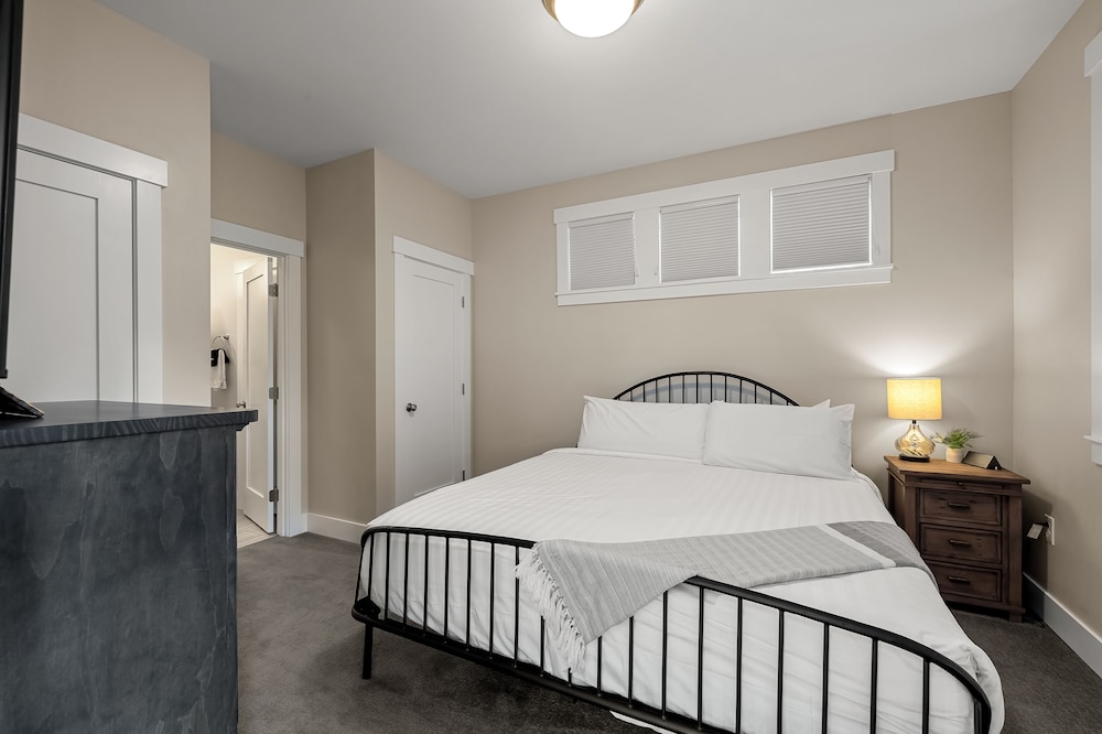 New* Seabrook's Hidden Treasure Dog Friendly, Hot Tub! Seabrook Vrbo