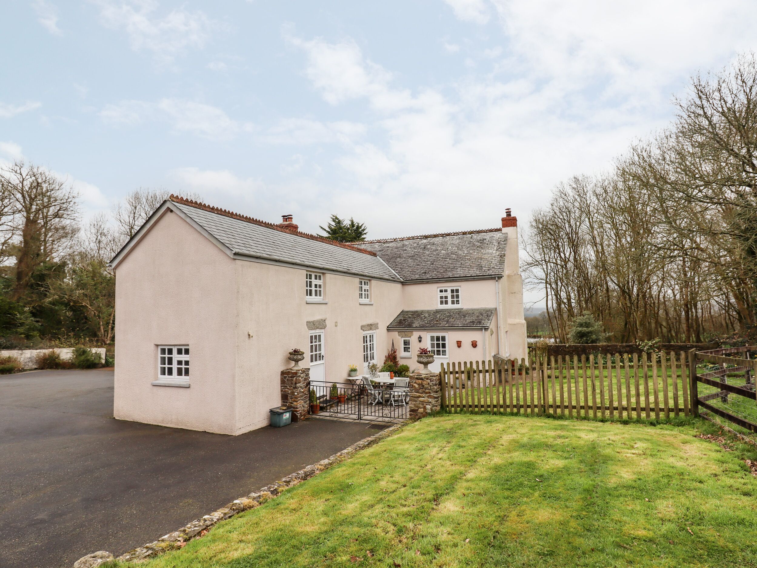 GLEBE FARM COTTAGE, pet friendly, with a garden in Sheepwash