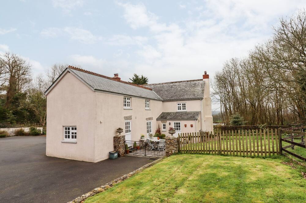 GLEBE FARM COTTAGE, pet friendly, with a garden in Sheepwash
