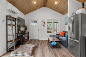 Interior - New* Seabrook's Hammerbarn: Dog Friendly! (Pacific Beach)