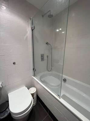 Haartrockner, Handtücher, Seife, Toilettenpapier