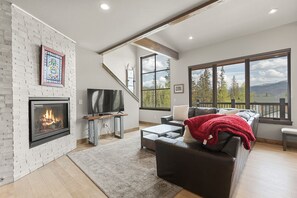 Televisión y chimenea