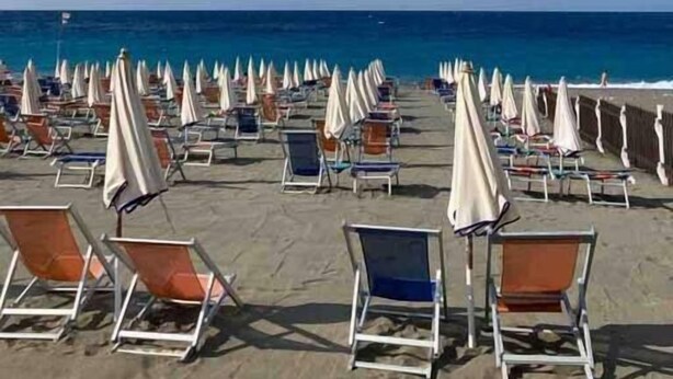 A beach with rows of sun loungers and umbrellas, a clear sky, and the ocean in the background. - Villa with sea view Sestri Levante (Sestri Levante)