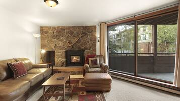 Een televisie en een open haard