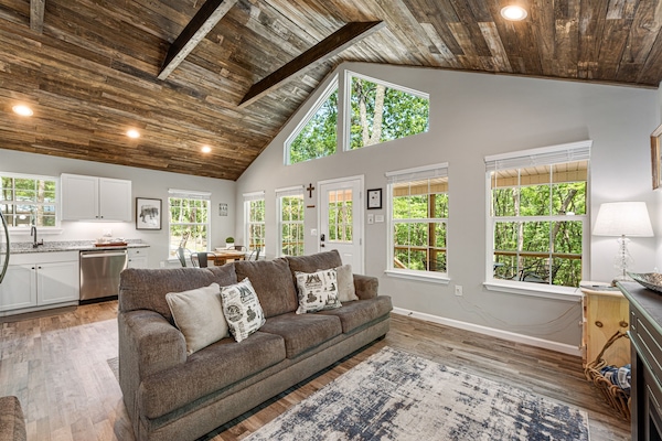 Smart-TV, peis, DVD-spiller og bøker