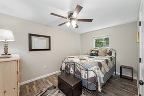 2 Schlafzimmer, Betten mit Memory-Foam-Matratzen, Bügeleisen/Bügelbrett