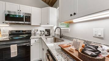 Een koelkast, een microgolfoven, een oven, een kookplaat