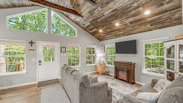 Smart-tv, een open haard, een dvd-speler en boeken