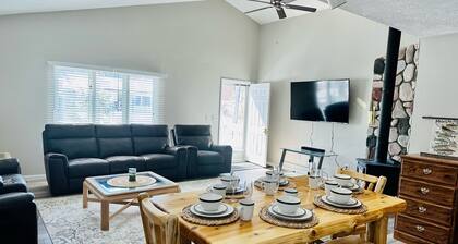 Cozy house in Indian River. Walking distance to Burt Lake and the public Beach.