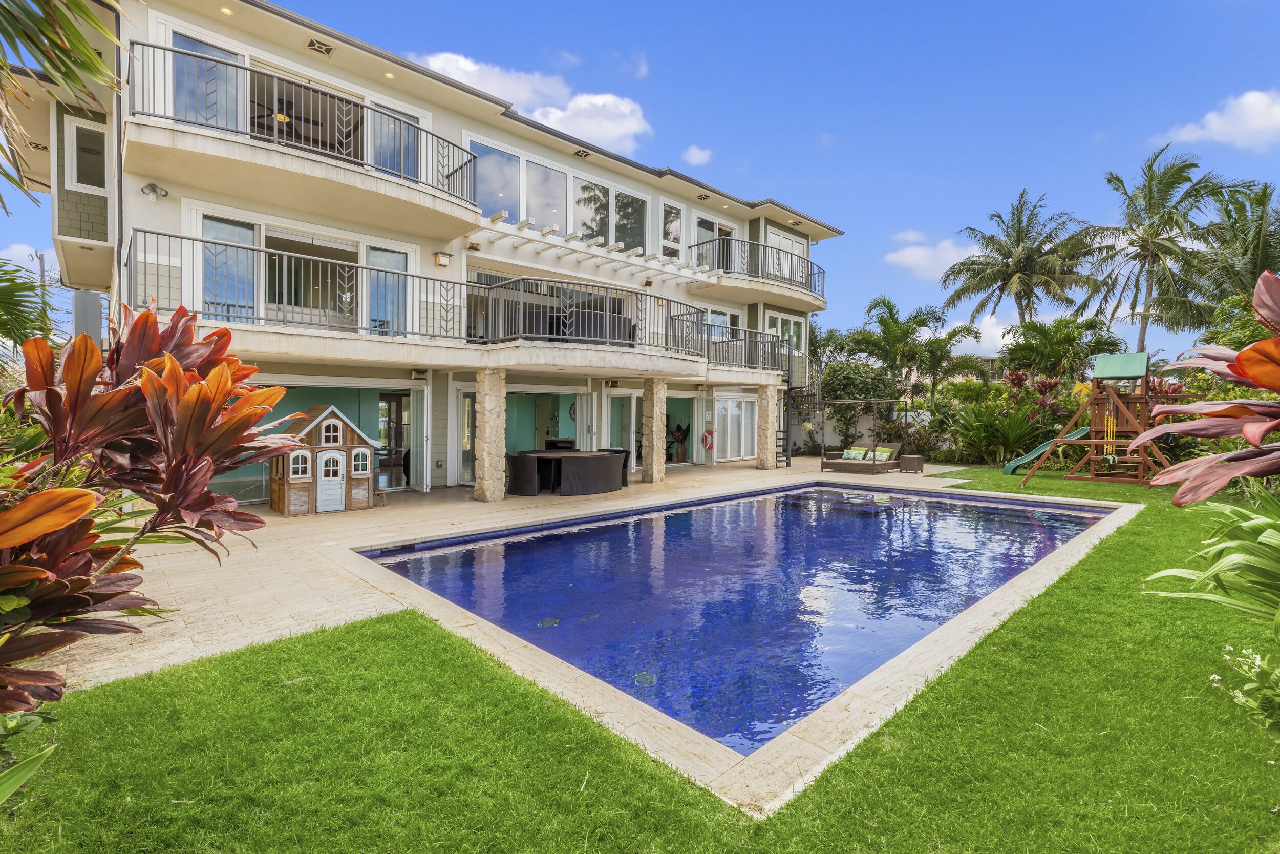 Waialua Beachfront Getaway: Oceanview, Walk to Bch!  w/Pool/Jacuzzi/Gameroom