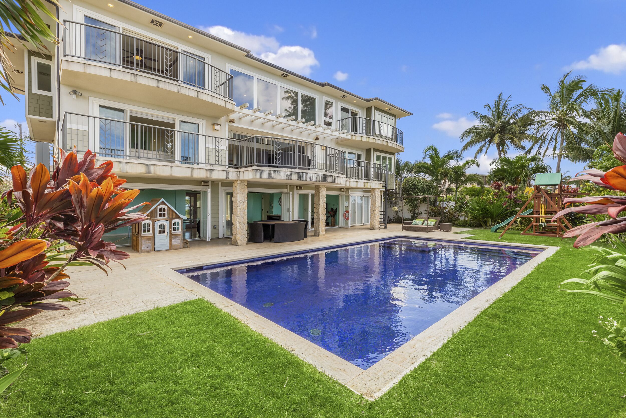 Waialua Beachfront Estate: Ocean Views w/Private Pool/Cabana! Steps to Beach