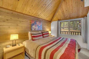 3 bedrooms, desk, iron/ironing board, travel cot - Pets ok,  foosball, hot tub, ac, bikes, near park (Sunriver)