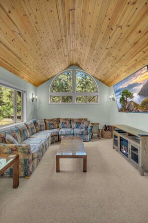 TV, peis, fotballspill og kontorer